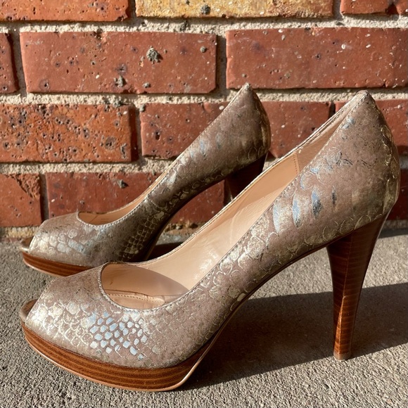 Calvin Klein Sandie Gold Snakeskin Print Faux Wood Peep Toe High Heels - Picture 4 of 13